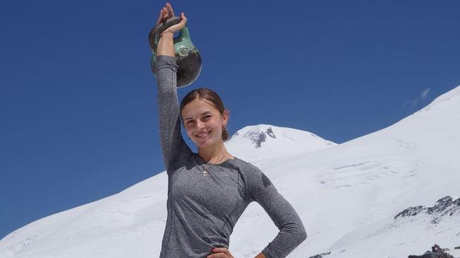 А вы как проводите лето? Девушка из Челябинска взошла на вершину Эльбруса, прихватив с собой пудовую гирю
