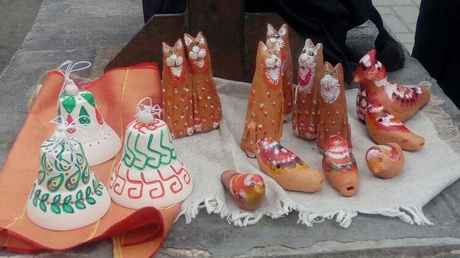 Челябинцы просят помочь бабушке Нине, которая продает на улице самодельные фигурки из керамики