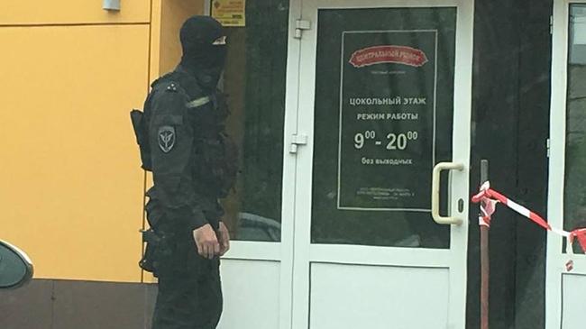 Центральный рынок в Челябинске оцепили бойцы ОМОН