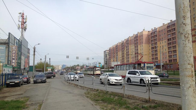 «Не стоят, а медленно едут»: в центре Челябинска продолжается трамвайный коллапс
