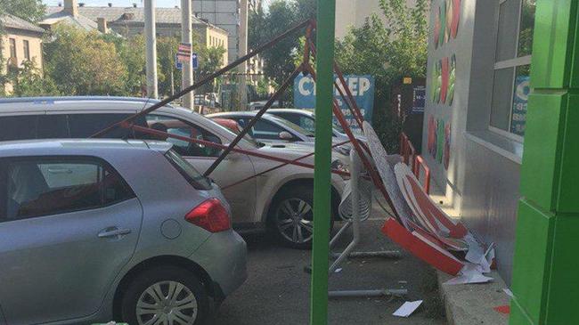 В Челябинске рекламная конструкция упала на припаркованные автомобили, повредив несколько