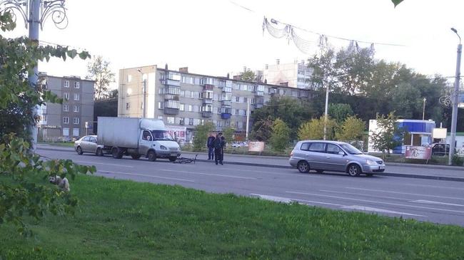 Напротив дома №1 по улице Курчатова велосипедист спровоцировал аварию трех автомобилей