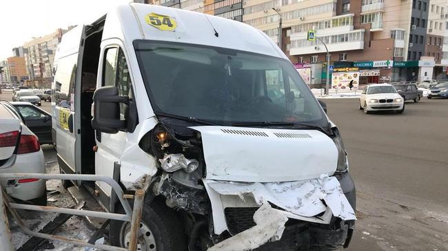 Молодой водитель маршрутки протаранил BMW в Челябинске