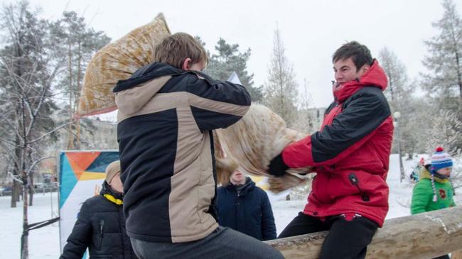  Зиму в Челябинске встретили молодецкими забавами и красавцами петухами