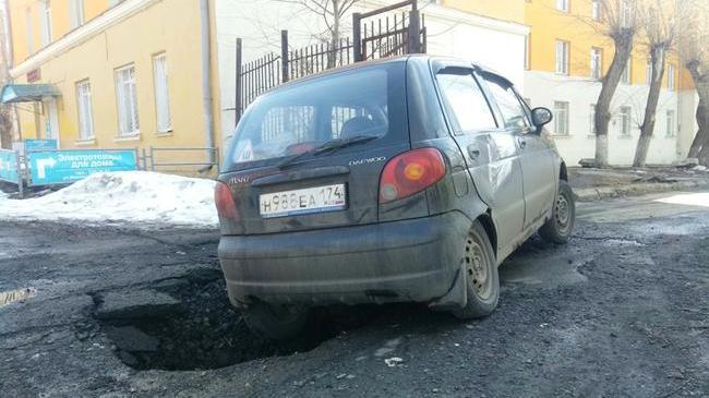 В Челябинске иномарка чуть не ушла под землю