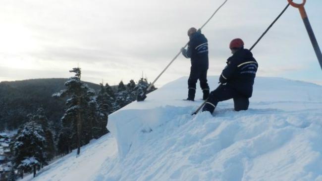 Спасатели не позволили снежной лавине обрушиться на дома в Усть-Катаве