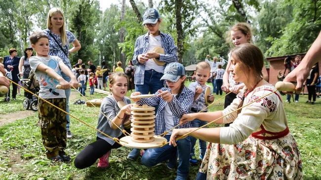 Рубка шашкой и буза: фестиваль «Победные традиции» собрал несколько тысяч челябинцев