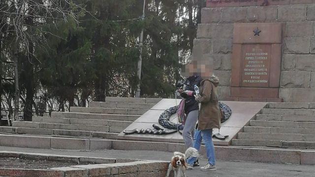 В Копейске разгорелся скандал из-за собак, метивших мемориал у Вечного Огня