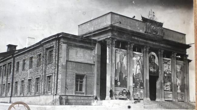 В 1945 году был построен Центральный клуб строителей, где конечно же крутили кино.