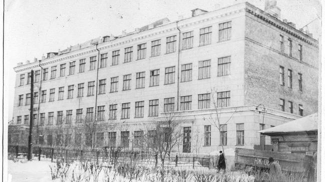Прежде в этом здании располагался Политехнический институт, а сейчас здание Совнархоза