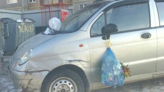 Иномарку, припаркованную у мусорных баков, «украсили» пакетами