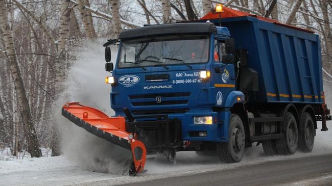 Более 30 спецмашин борются с последствиями вчерашнего снегопада в Челябинске 