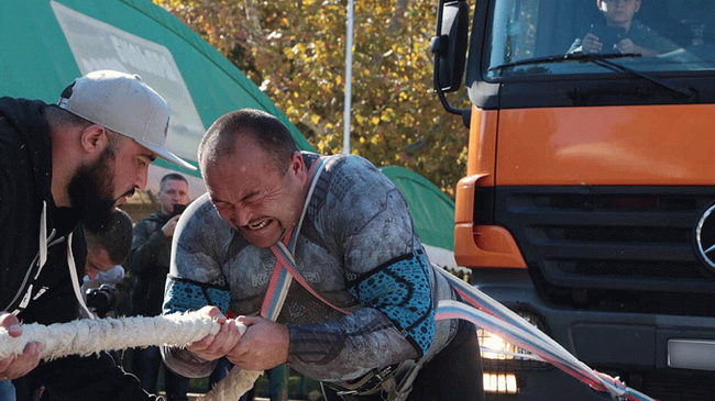 Челябинский стронгмен установил новый рекорд по буксировке грузовика