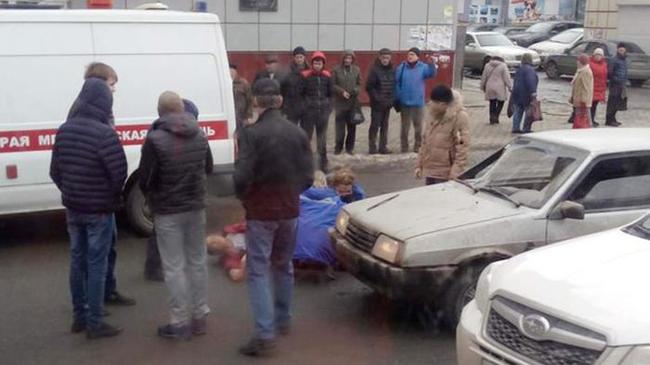 Лихач сбил на пешеходном переходе в Челябинске мужчину с малышом на руках 