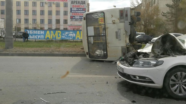Маршрутный ПАЗ с пассажирами опрокинулся в Челябинске