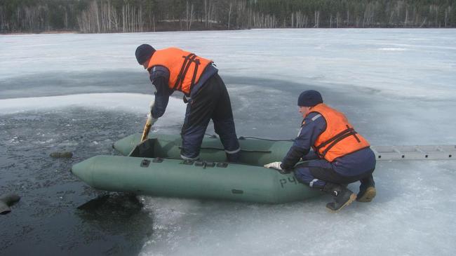 Южноуралец провалился под лед, катаясь по озеру на квадроцикле 