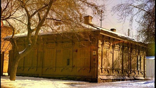 Дом на углу ул. Коммуны и ул. Елькина давно снесли. Но он до сих пор числится в перечне выявленных объектов культурного наследия.