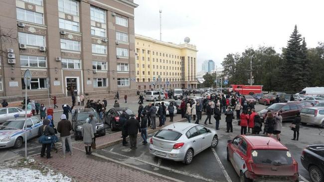 "Сообщили, что через 40 минут взорвется бомба!": в центре Челябинска эвакуируют здания администрации и министерств области