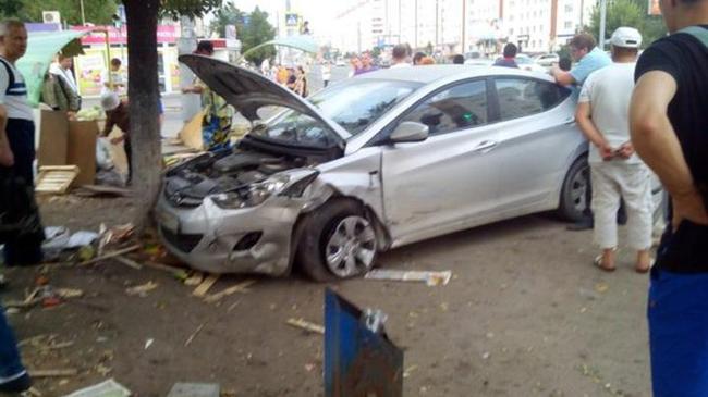 Машину отбросило на торговые ряды. В Челябинске выясняют обстоятельства жуткой аварии на Комсомольском проспекте