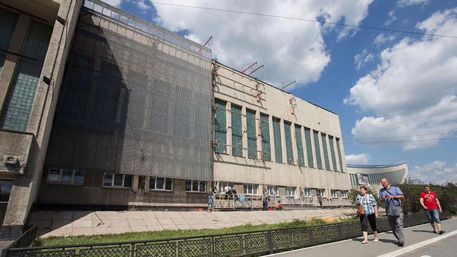 Световой экран, вредивший челябинцам, переехал на здание ДС «Юность»