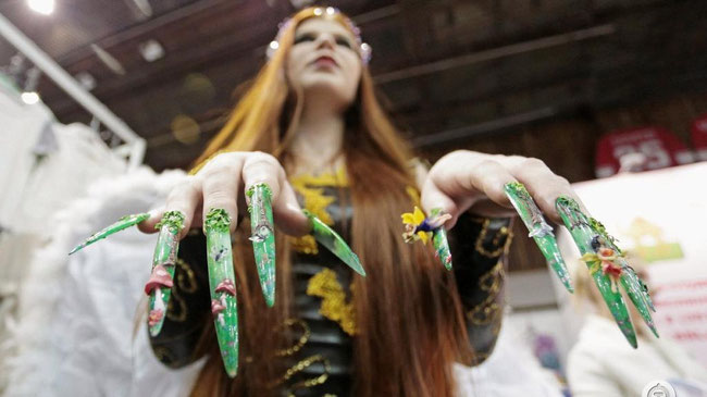 Ногти с грибами и феями показали на чемпионате по маникюру в Челябинске