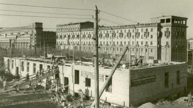 Строительство дома № 51 по проспекту Ленина (наискосок к гостинице "Южный Урал" (1850-е годы). Взгляд со двора:
