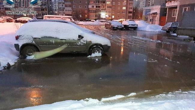 Коммунальная авария сковала автомобили во дворе на северо-западе Челябинска