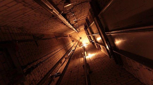 Скончался в реанимации: в Челябинске в многоэтажке на рабочего рухнул лифт 