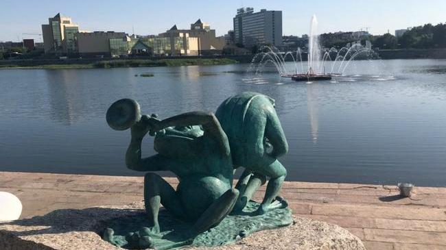 Не поцеловать, так потереть: на набережной в Челябинске появились бронзовые лягушки