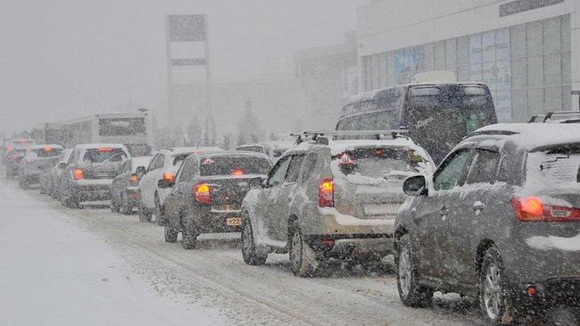 Снегопад заковал Челябинск в утренние пробки