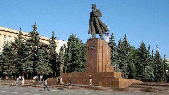 Постамент под Лениным по-новому облицуют на площади Революции 