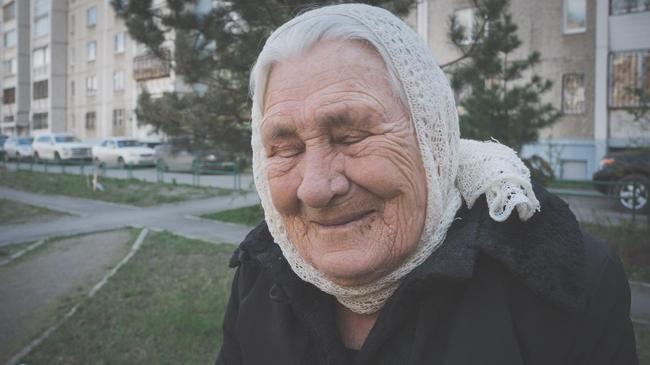 Горящую канистру с напалмом из многоэтажки в центре Челябинска вынесла 88-летняя бабушка