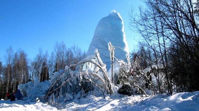 Куда нужно ехать на выходные пока не потеплело: Замерзший фонтан в Зюраткуле