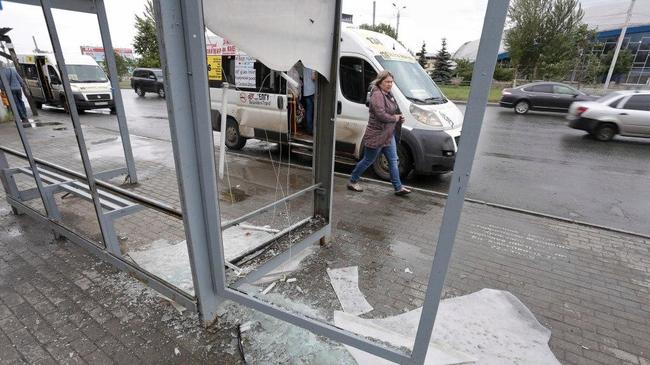 Вандалы разбили остановку в центре Челябинска