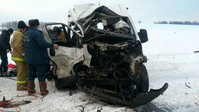 На границе с Челябинской областью автобус врезался в фуру, двое погибли. 