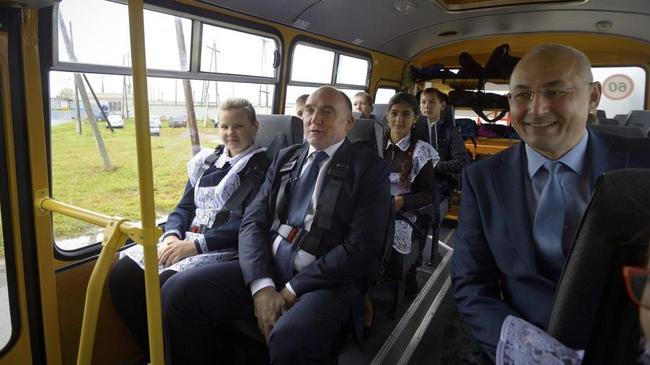 Губернатор вместе с учениками проехался на новом школьном автобусе