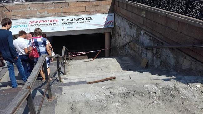 Евгений Тефтелев о ремонте пешеходного перехода под площадью Революции: "Вы там специально штукатурку не отковыривайте!"