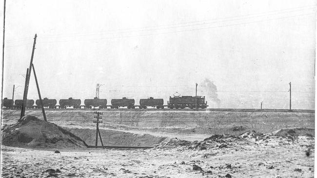 Новая электролиния Челябинск - Шумиха. На этой линии идет электровоз с составом. Снимок 1957 года