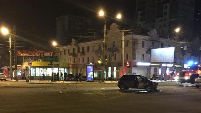 Тройной удар: иномарка снесла забор и влетела в торговый павильон в центре Челябинска