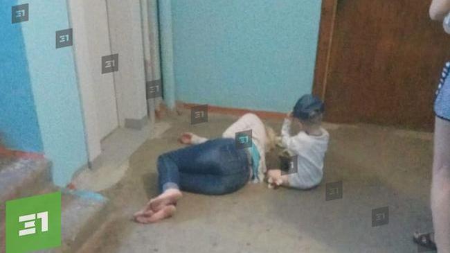 Малыш сидел на холодном бетоне: пьяная мамаша уснула прямо в подъезде