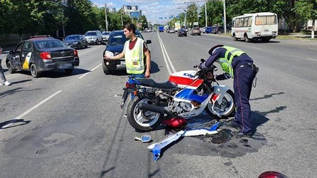 Мотоциклист не поделил дорогу с такси в центре Челябинска