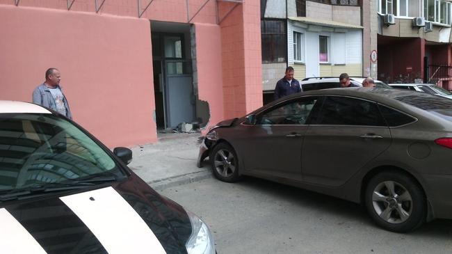 Жена не пускала домой - решил протаранить дверь... В центре Челябинска