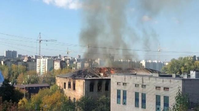 В Челябинске загорелась трехэтажка рядом с бассейном «Ариант»