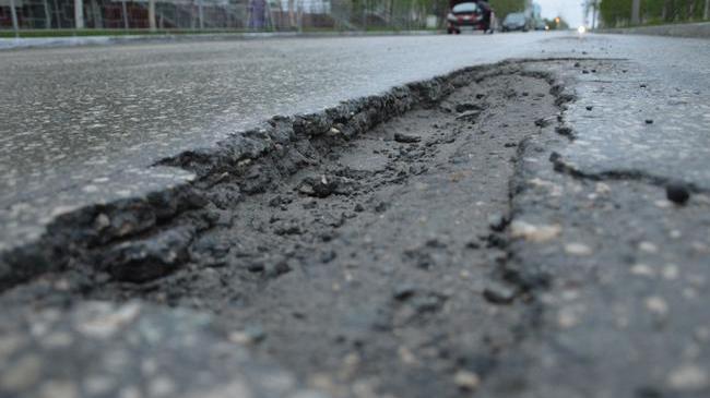 В Челябинске развалилась дорога, которую отремонтировали всего полгода назад