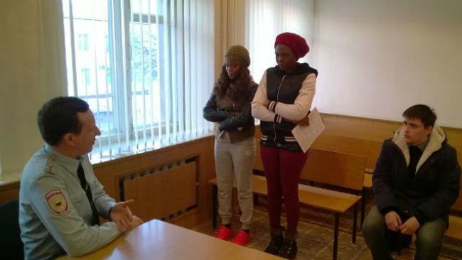 Полицейские задержали девушек из Африки на трассе в Челябинской области.