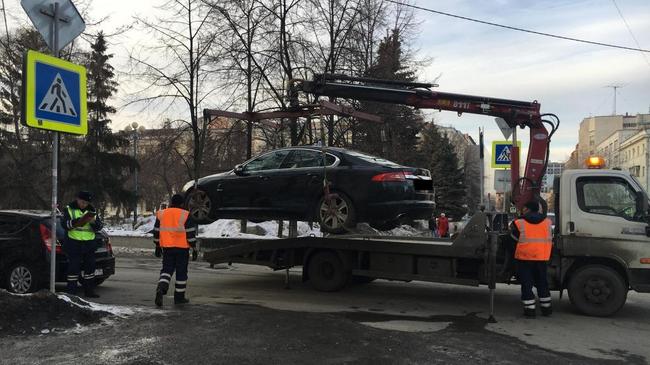 В Челябинске эвакуировали Jaguar, припаркованный у областного правительства
