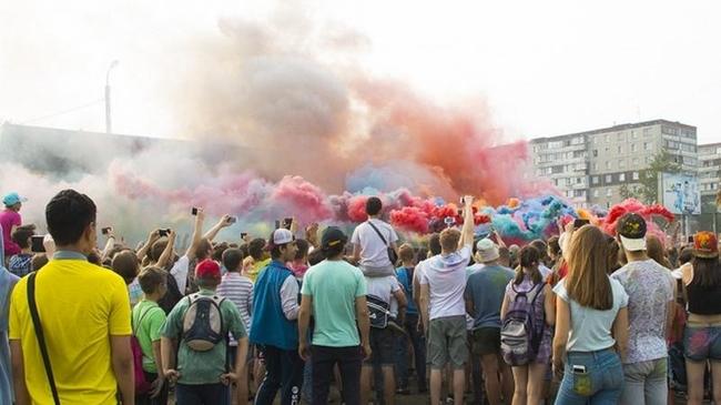 Более 500 челябинцев разбавили мглу красками на фестивале цветного дыма