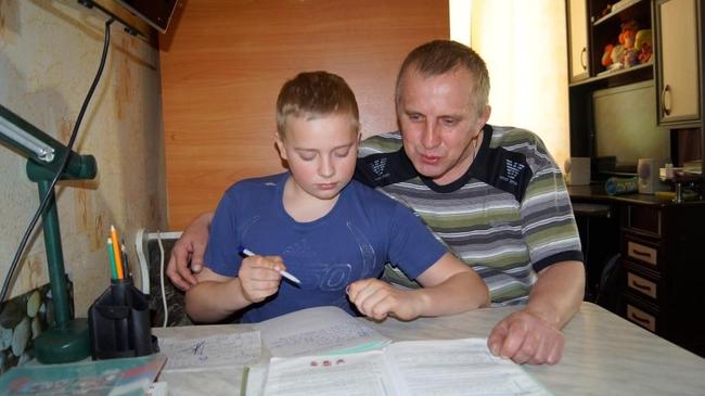 Отец-одиночка, возвращавший деньги "Сбербанку", купил сыновьям компьютер на пожертвования интернет-пользователей