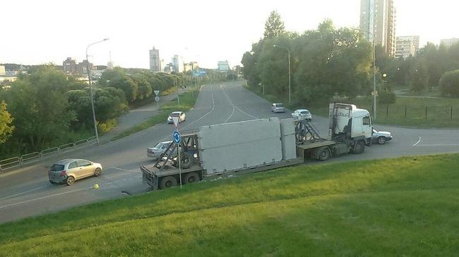 В Челябинске на оживленной дороге с панелевоза упали плиты
