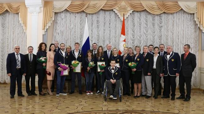 Дубровский вручил южноуральским паралимпийцам денежные сертификаты